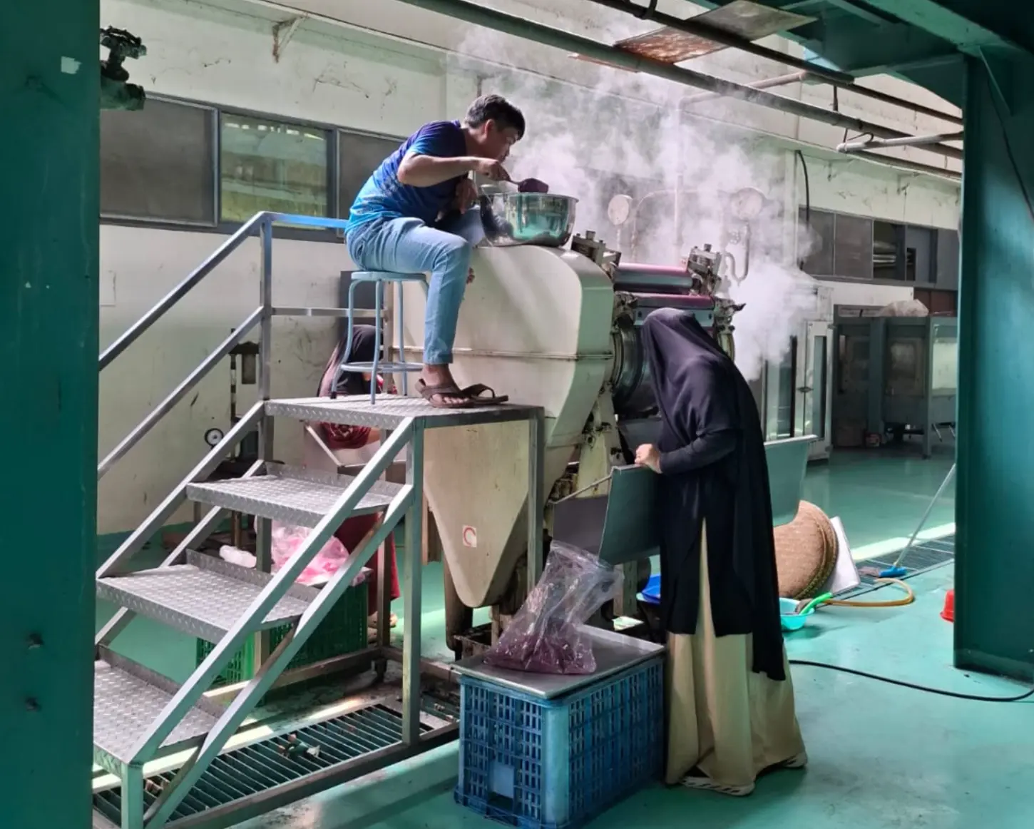 Tim melakukan pengolahan ubi ungu pada peralatan produksi skala pilot