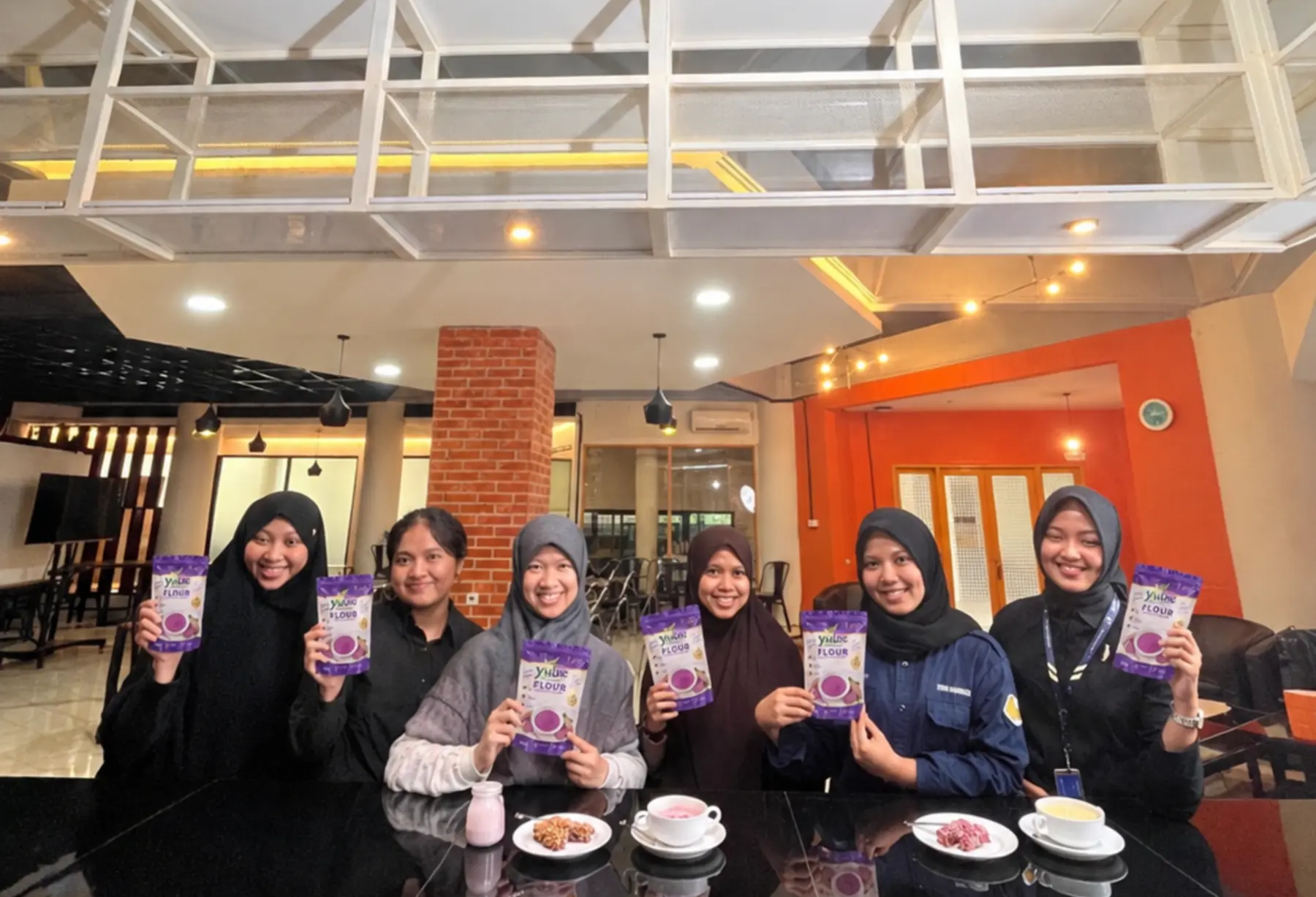 Kolaborator Yubie memperkenalkan Yubie Flour dalam sebuah sesi pengembangan produk